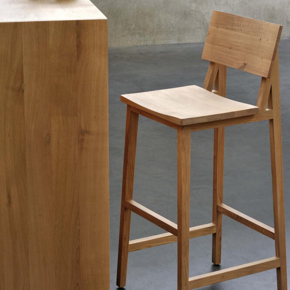 Ethnicraft N4 Bar Stool Oak – Oak Bar Stool with Slim Profile & Curved Ergonomic Seat